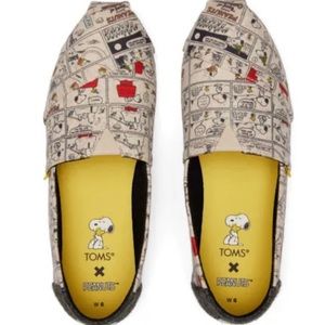 New in box TOMS natural two time felt Snoopy/Woodstock Comic print shoes